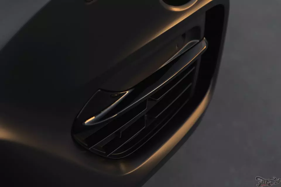 BMW X6. Оклейка кузова в Satin Black, полный антихром, окрас масок фар и окрас дисков с алмазной проточкой.